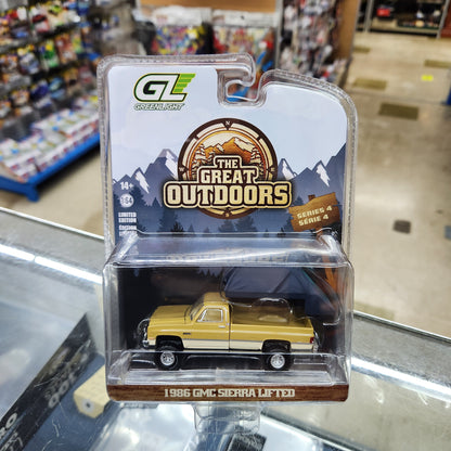 Greenlight - The Great Outdoors Series 4 - 1986 GMC Sierra Lifted (Desert Sand) with Canopy