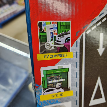 Majorette - BP Service Station + 1 Vehicle Gift Set - 1:64 Scale