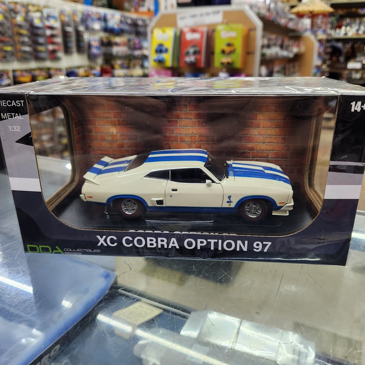 DDA - Ford Falcon XC Cobra Option 97 (White/Blue) - 1:32 Scale