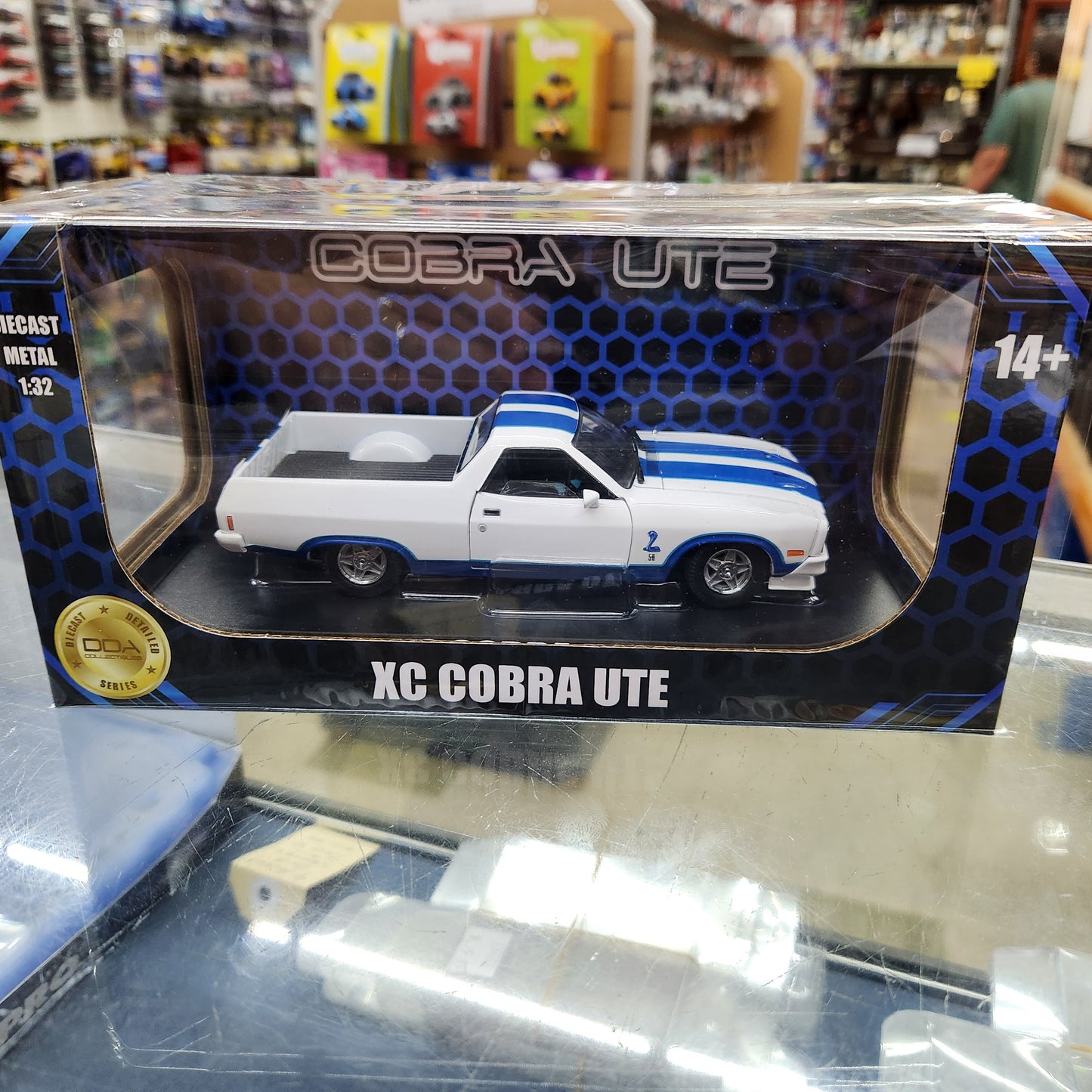 DDA - Ford Falcon XC Cobra Ute (White/Blue) - 1:32 Scale