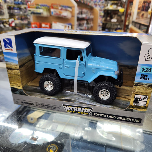 New Ray - Toyota Land Cruiser FJ40 Light Top "Xtreme Off-Road" Series - 1:24 Scale