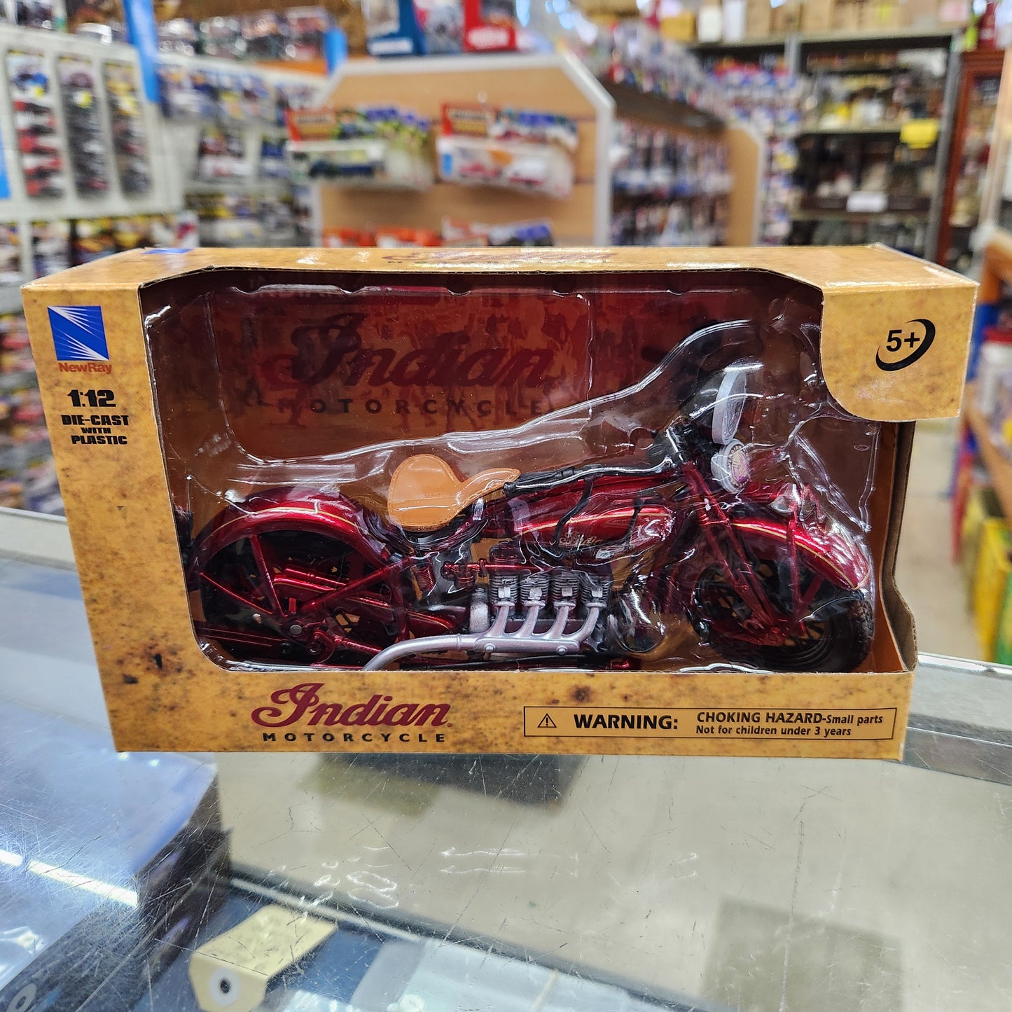 New Ray - 1930 Indian  Four Motorcycle (Burgundy) -1:12 Scale
