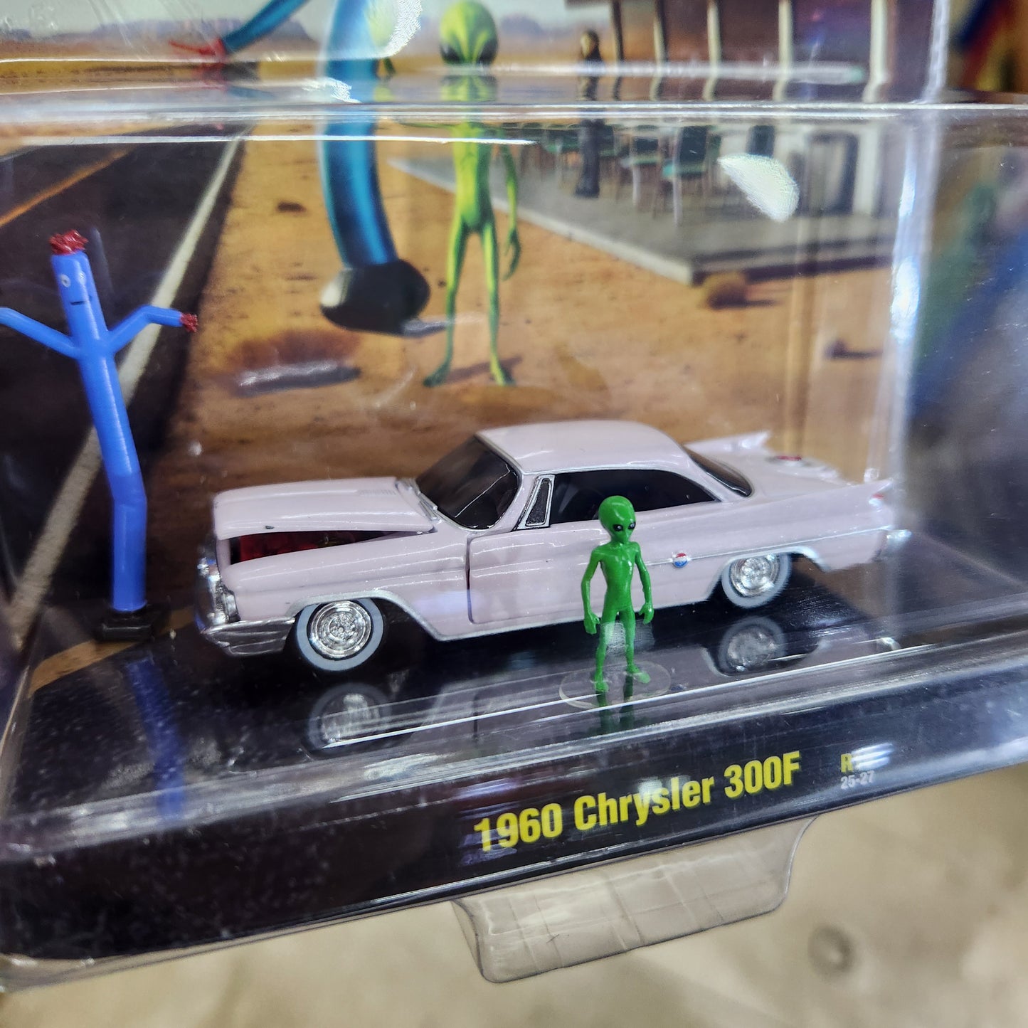 M2 Machines - 'Diorama Series' Mix 16 - 1960 Chrysler 300F with Figurines