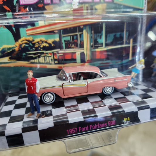 M2 Machines - 'Diorama Series' Mix 16 - 1957 Ford Fairlane 500 with Figurines