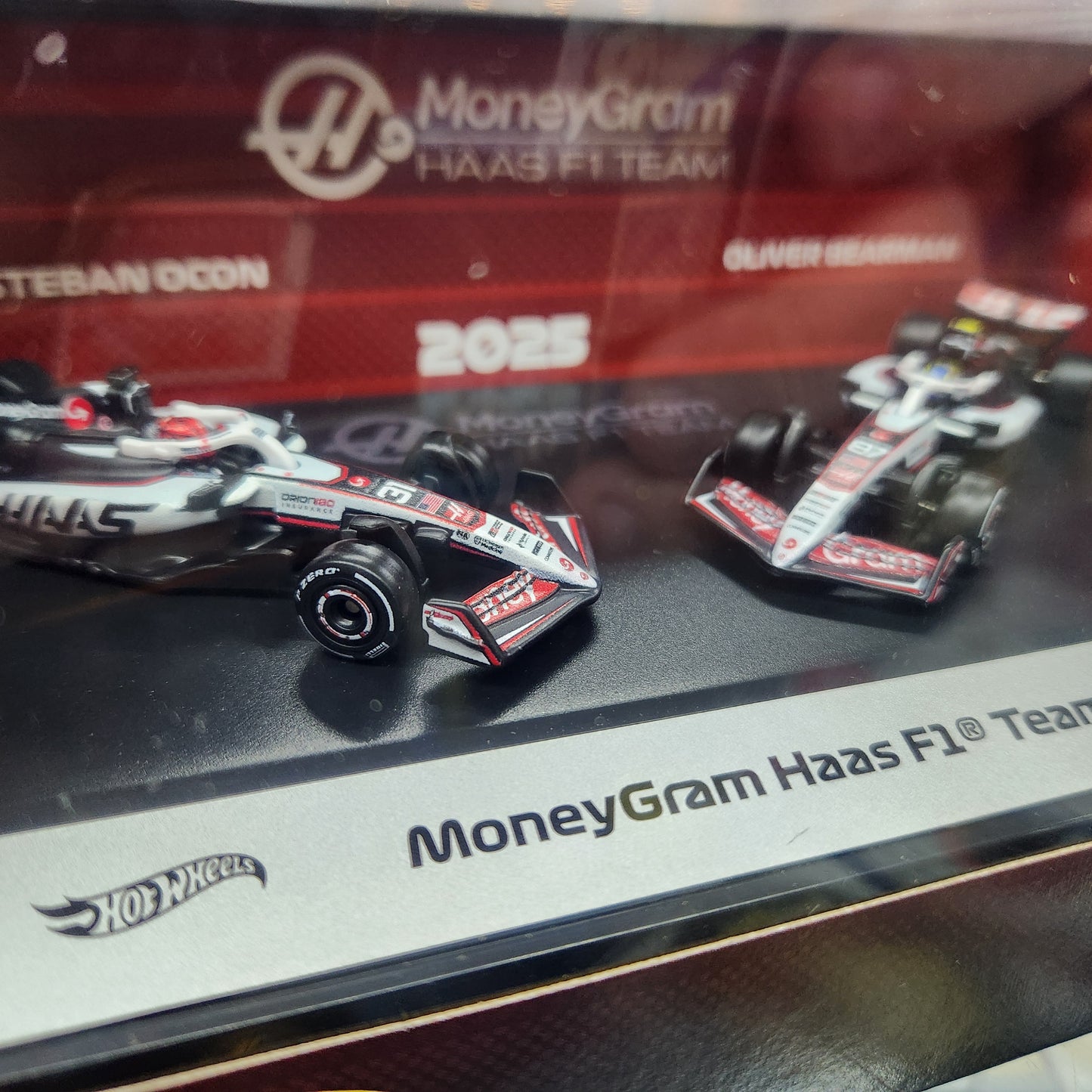 Hot Wheels Premium - 2025 Formula 1 Moneygram HASS F1 Team - 2 Pack (Mix 1)