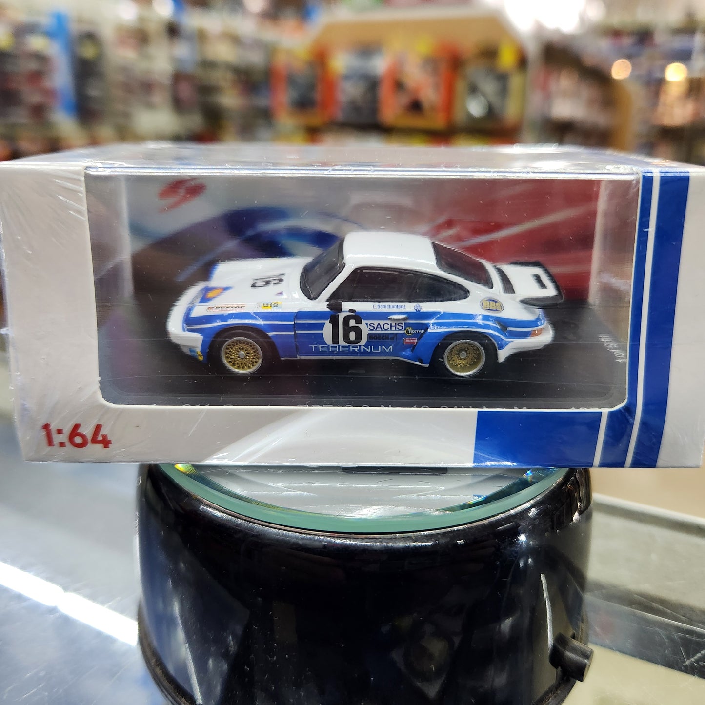 Spark - 1975 Porsche 911 Carrera RSR 3.0 #16 - 24h Le Mans (White/Blue) - 1:64 Scale