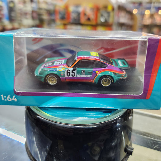 Spark - 1975 Porsche 911 Carrera RSR 3.0 #65 - 24h Le Mans (Teal/Pink) - 1:64 Scale