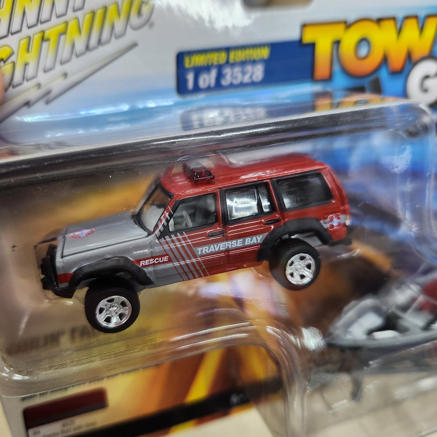 Johnny Lightning - Tow & Go Release 2 - Jeep Cherokee XJ & Boat 'Rescue'