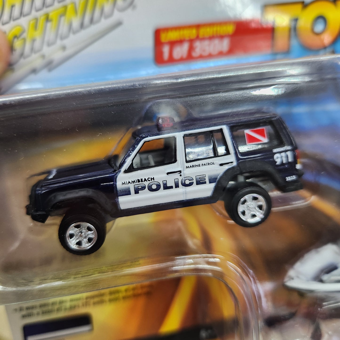 Johnny Lightning - Tow & Go Release 2 - Jeep Cherokee XJ & Boat 'Police'