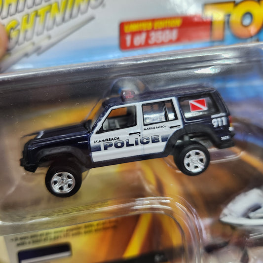 Johnny Lightning - Tow & Go Release 2 - Jeep Cherokee XJ & Boat 'Police'