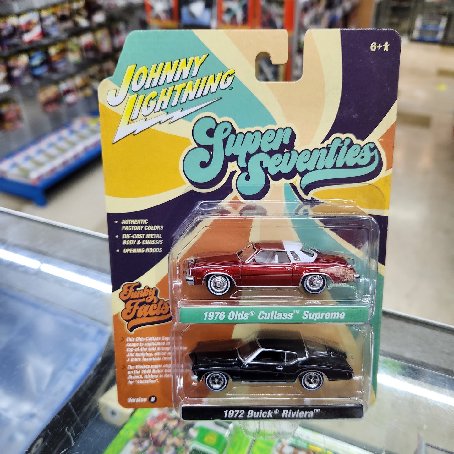 Johnny Lightning - Super Seventies R2 Ver B - 1976 Oldsmobile Cutlass & 1972 Buick Riviera