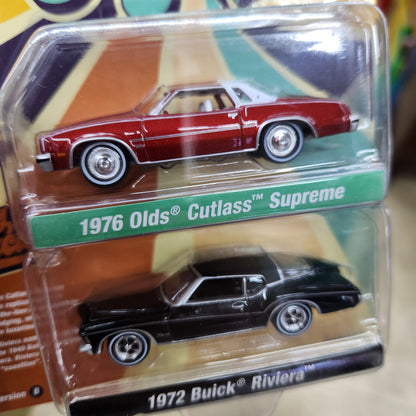 Johnny Lightning - Super Seventies R2 Ver B - 1976 Oldsmobile Cutlass & 1972 Buick Riviera