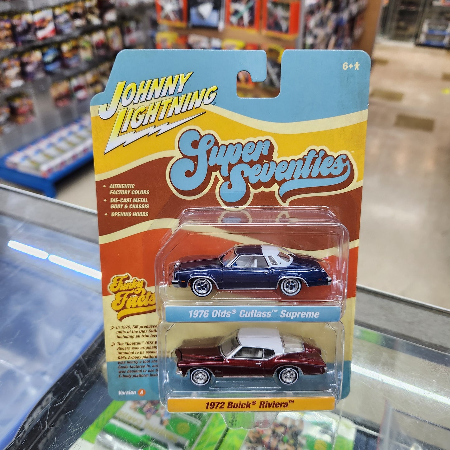 Johnny Lightning - Super Seventies R2 Ver A - 1976 Oldsmobile Cutlass & 1972 Buick Riviera