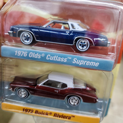 Johnny Lightning - Super Seventies R2 Ver A - 1976 Oldsmobile Cutlass & 1972 Buick Riviera
