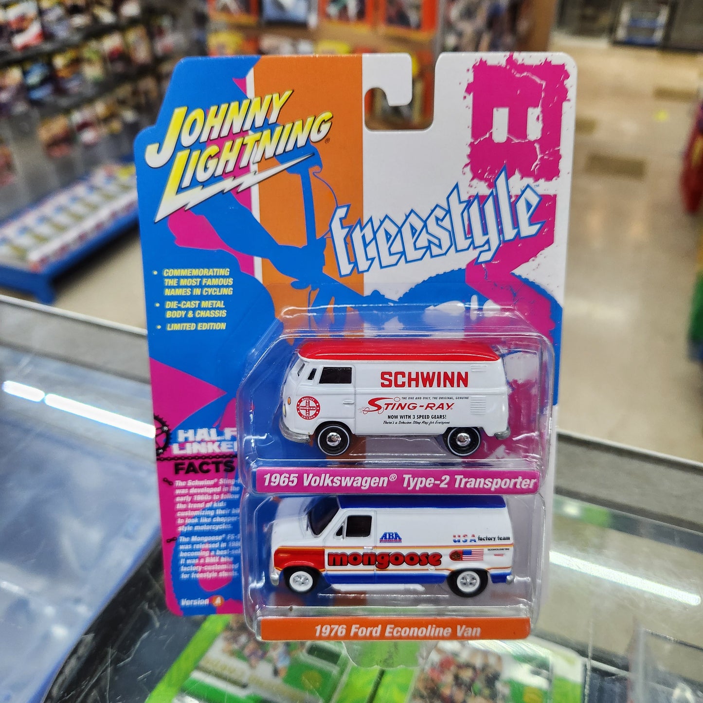 Johnny Lightning - Freestyle R2 Ver A - 1965 VW Type 2 Transporter & 1976 Ford Econoline
