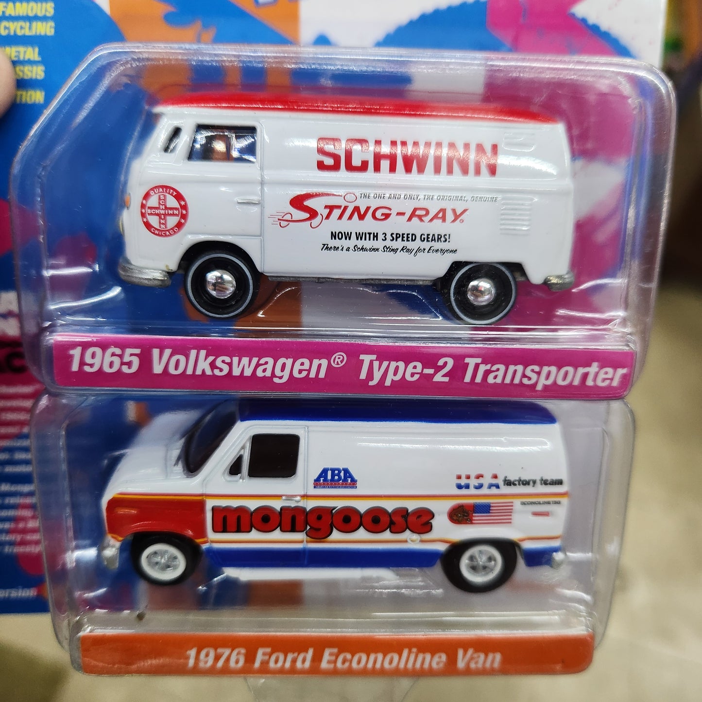 Johnny Lightning - Freestyle R2 Ver A - 1965 VW Type 2 Transporter & 1976 Ford Econoline