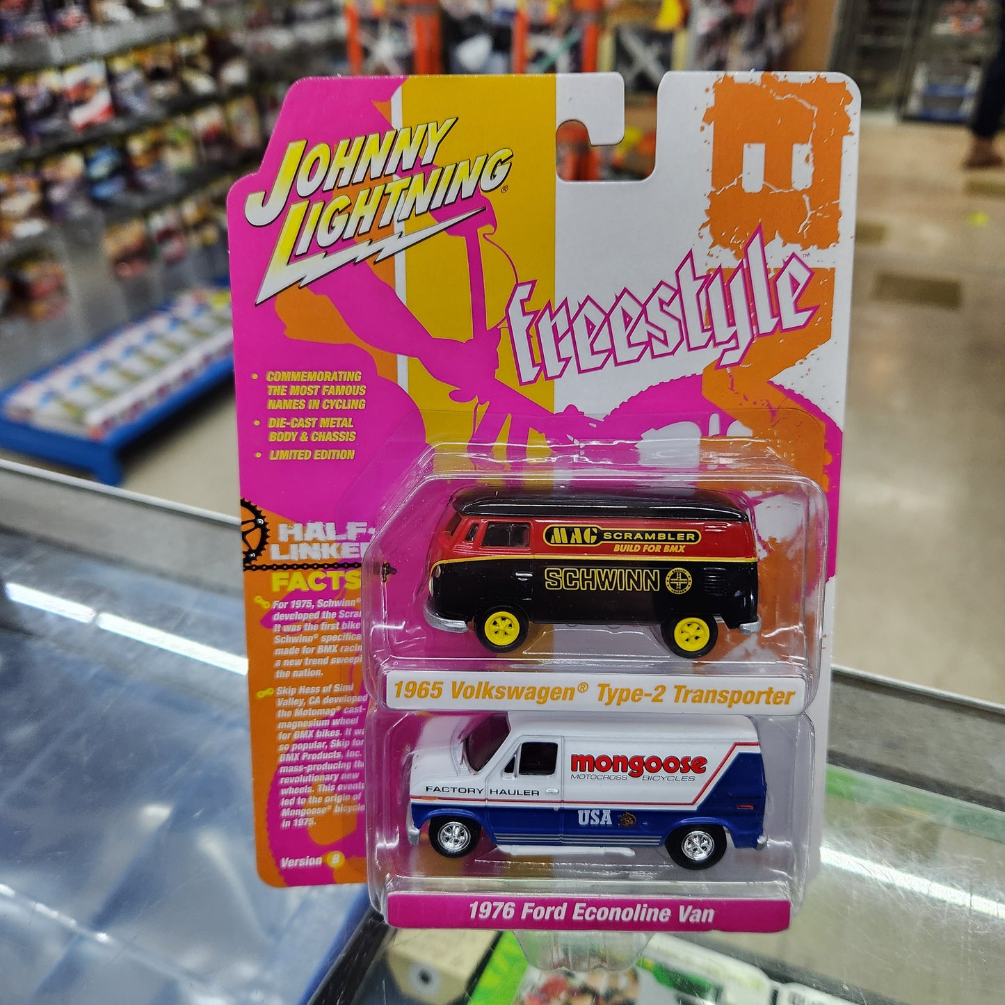 Johnny Lightning - Freestyle R2 Ver B - 1965 VW Type 2 Transporter & 1976 Ford Econoline