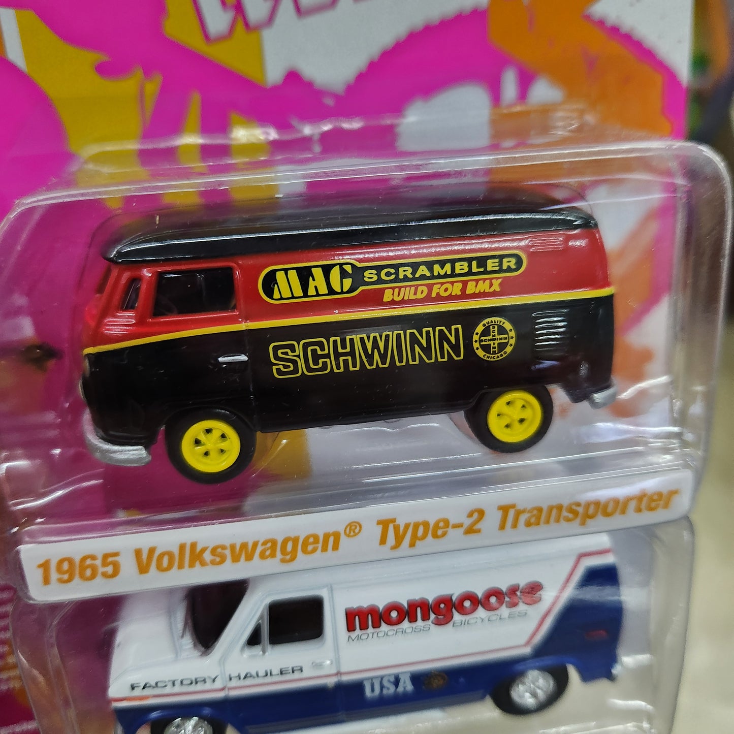 Johnny Lightning - Freestyle R2 Ver B - 1965 VW Type 2 Transporter & 1976 Ford Econoline