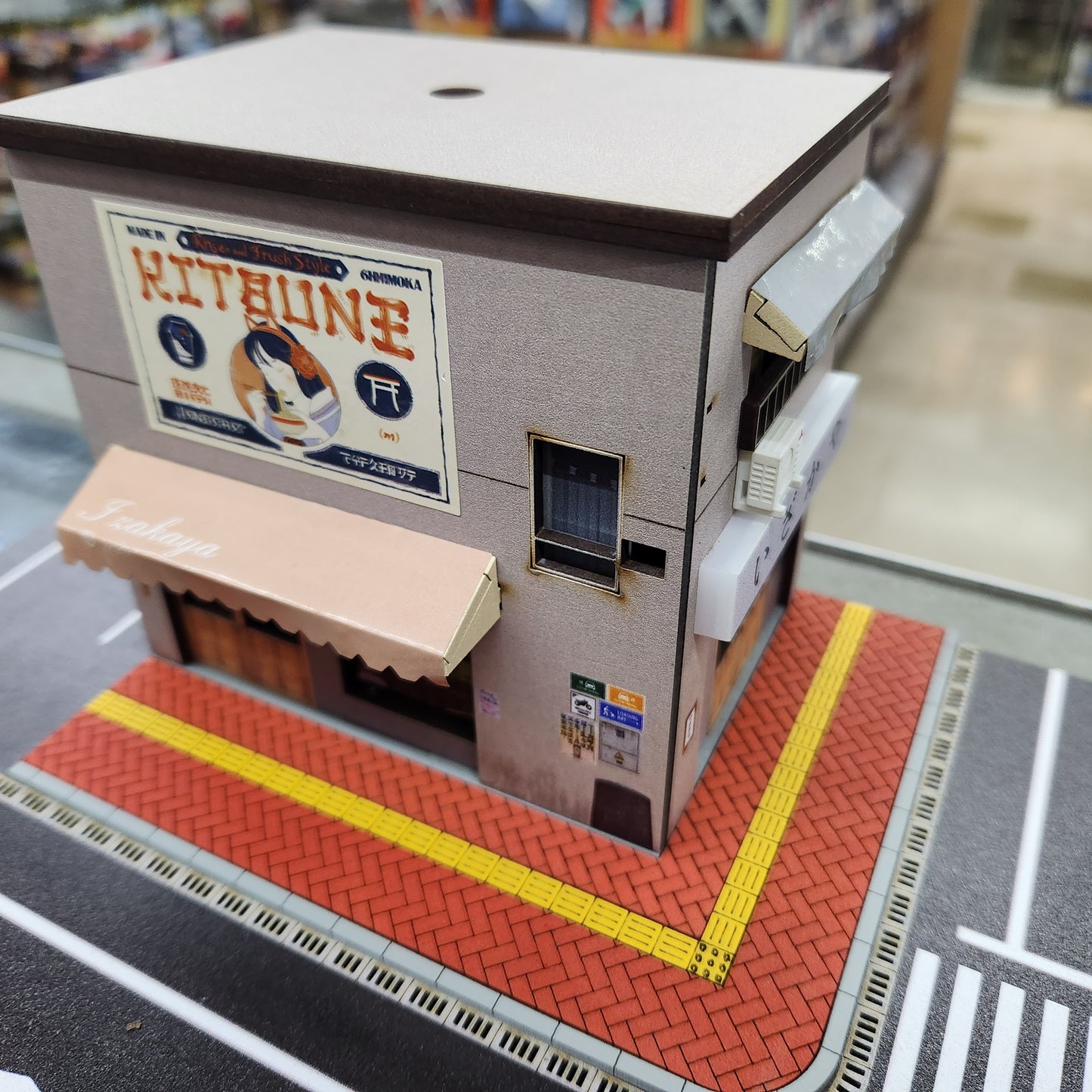 Diorama - Corner Inn Scene (Large) - 1:64 Scale