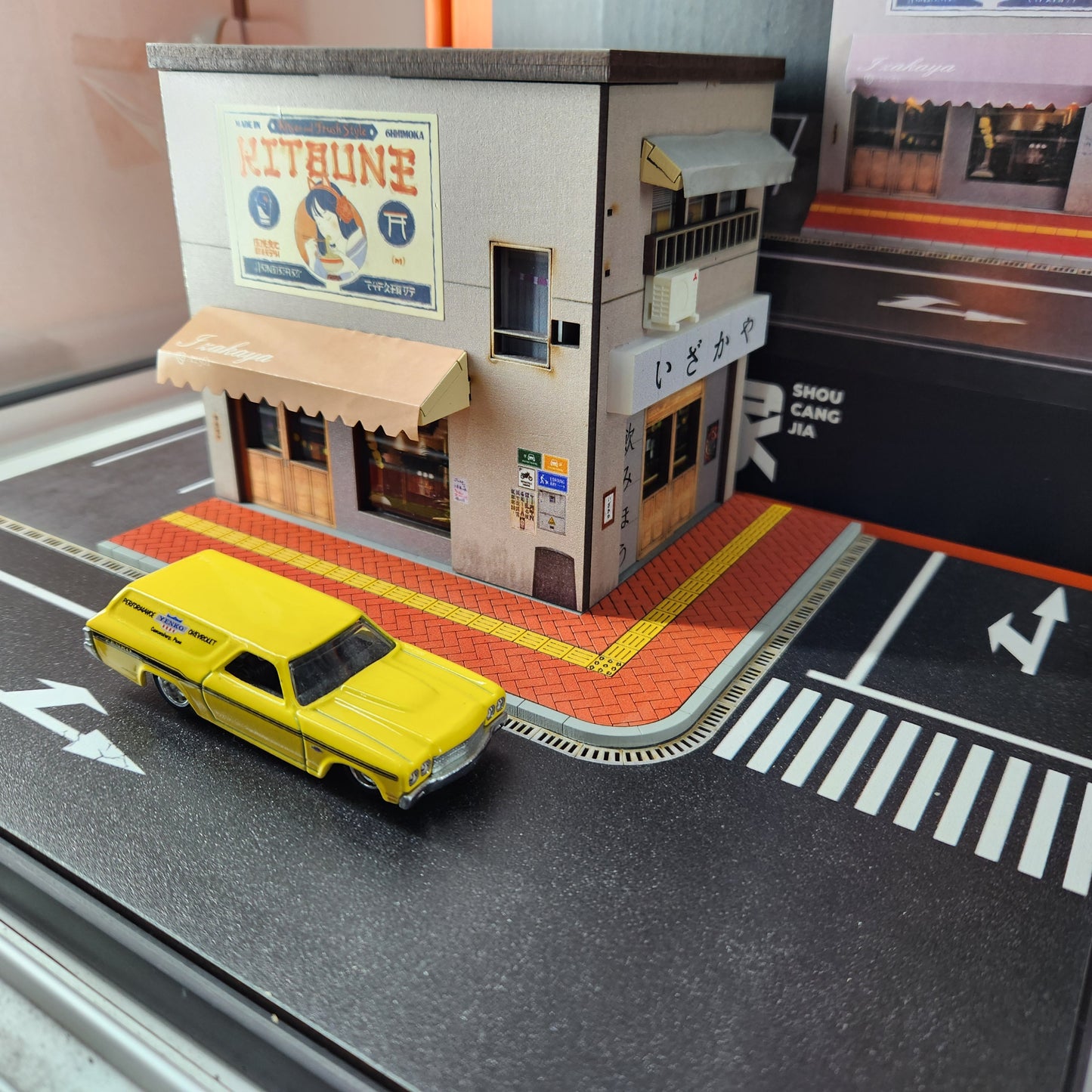 Diorama - Corner Inn Scene (Large) - 1:64 Scale
