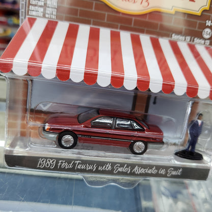 Greenlight - The Hobby Shop Series 13 - 1989 Ford Taurus with Salesman