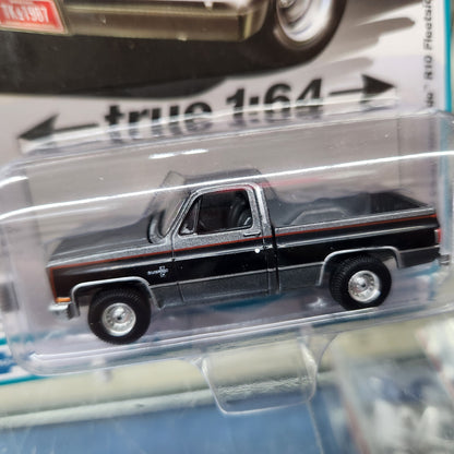 Auto World - 2022 Premium Series R2 Vers A. - 1987 Chevy Silverado R10 Fleetside - 1:64 Scale