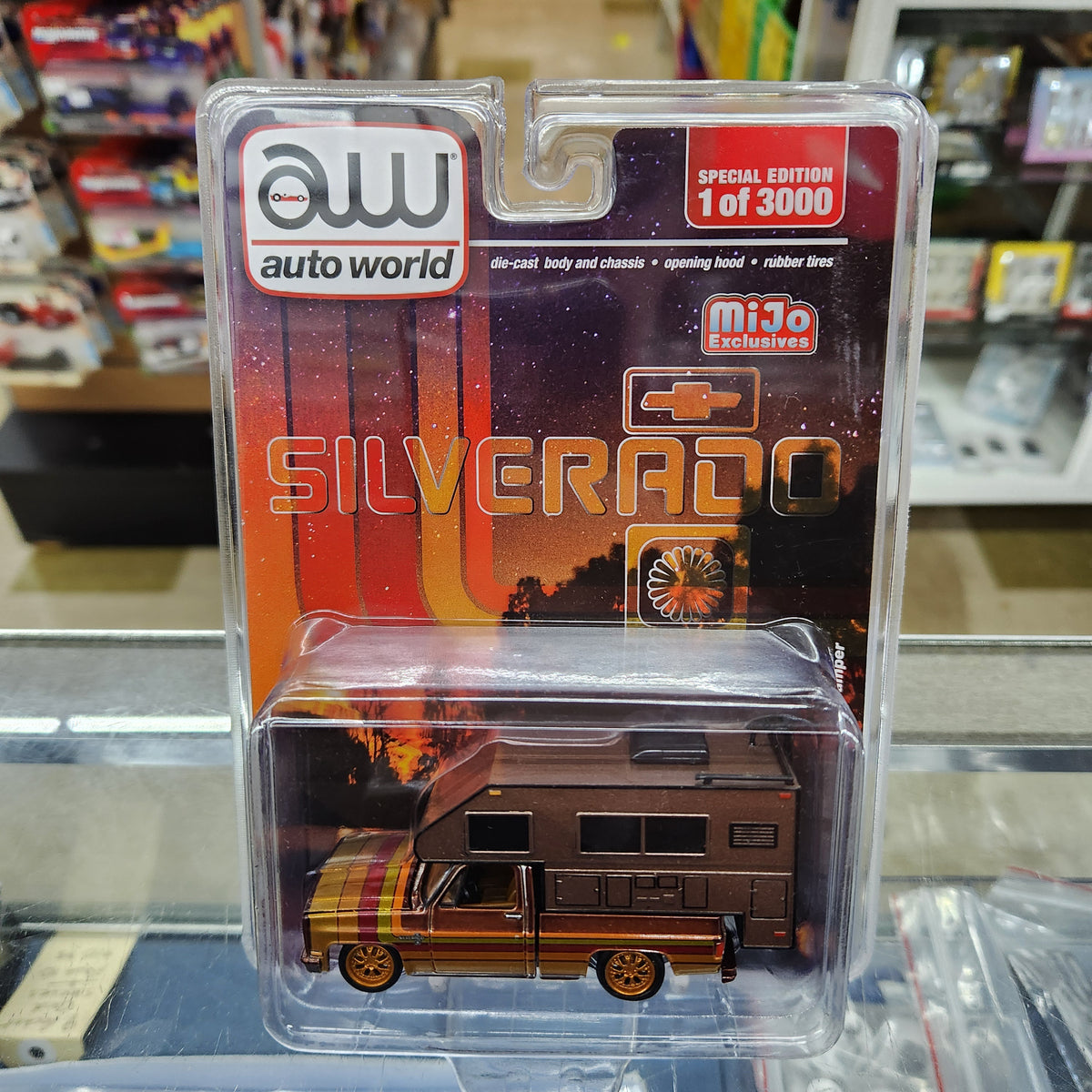 Auto World - Silverado Collection - 1983 Chevy Silverado with Camper - 1:64 Scale