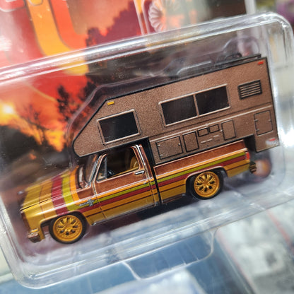Auto World - Silverado Collection - 1983 Chevy Silverado with Camper - 1:64 Scale
