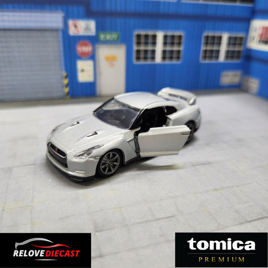 TOMICA PREMIUM - No.17 Nissan GT-R (R35) - 1:62 Scale