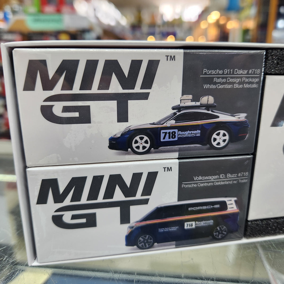 MiniGT - Porsche 911 Dakar #718 + VW ID. Buzz 'Porsche Centrum' Set