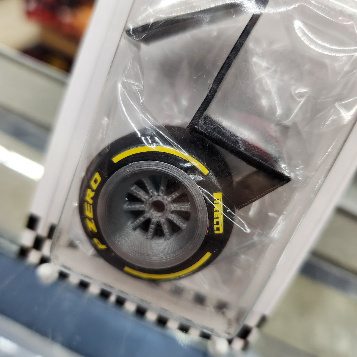 Cartrix - Replica Pirelli Formula 1 F1 Tyre 'Medium Compound/Yellow' - 1:18 Scale