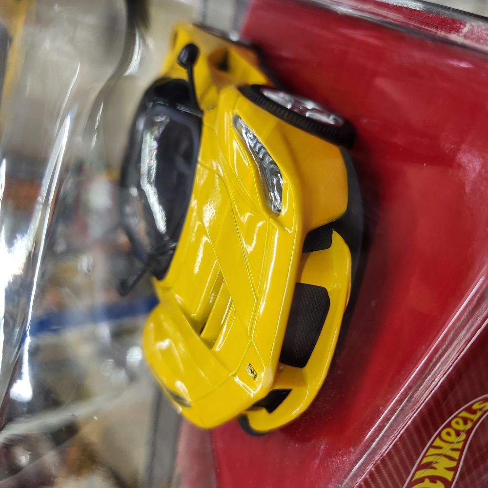 Hot Wheels - Ferrari LaFerrari (Yellow) - 1:24 Scale