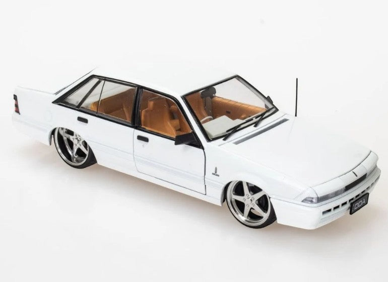 DDA - Holden VL Calais Custom (Metallic White) - 1:24 Scale