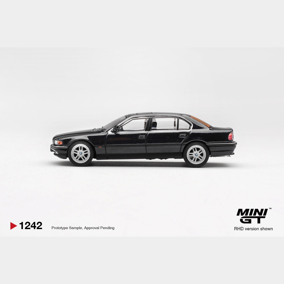 MiniGT - 1999 BMW 750il (E38) Black Sapphire