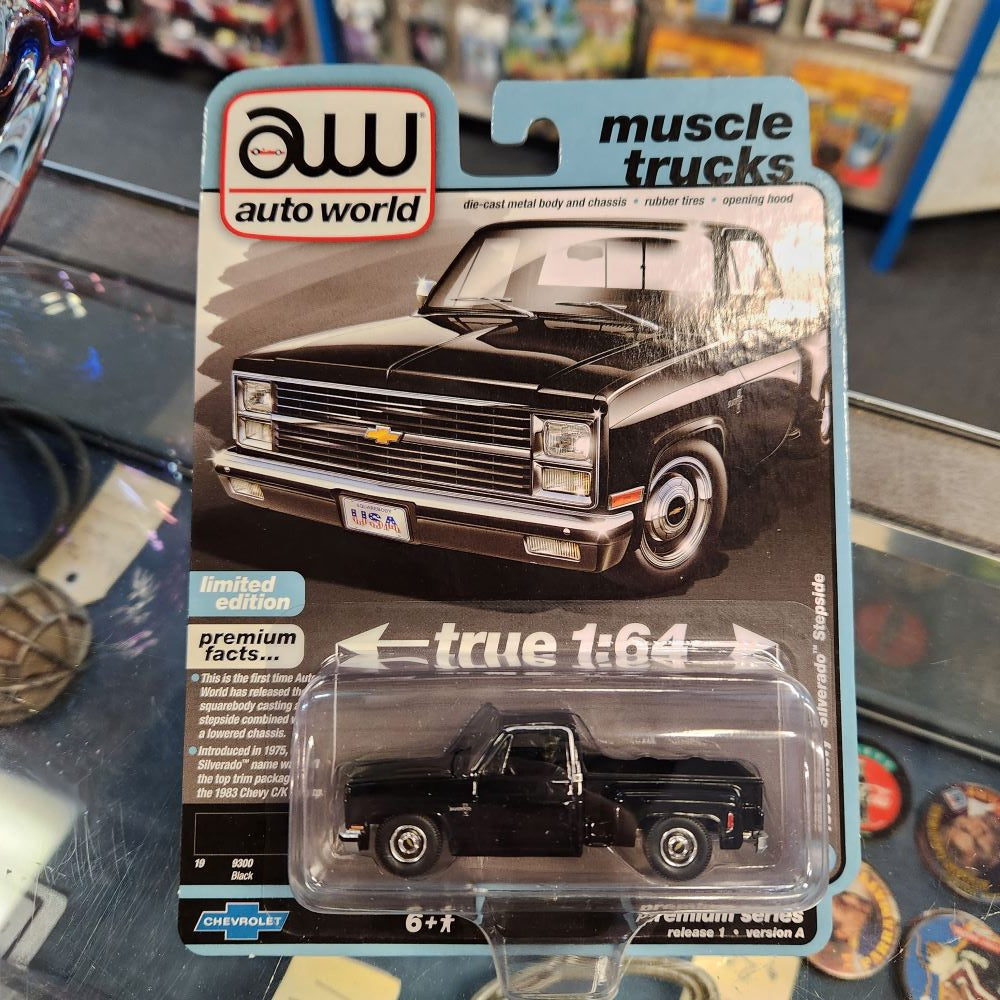 Auto World 2023 R1 Ver. A Premium Series - 1983 Chevy Silverado Stepside