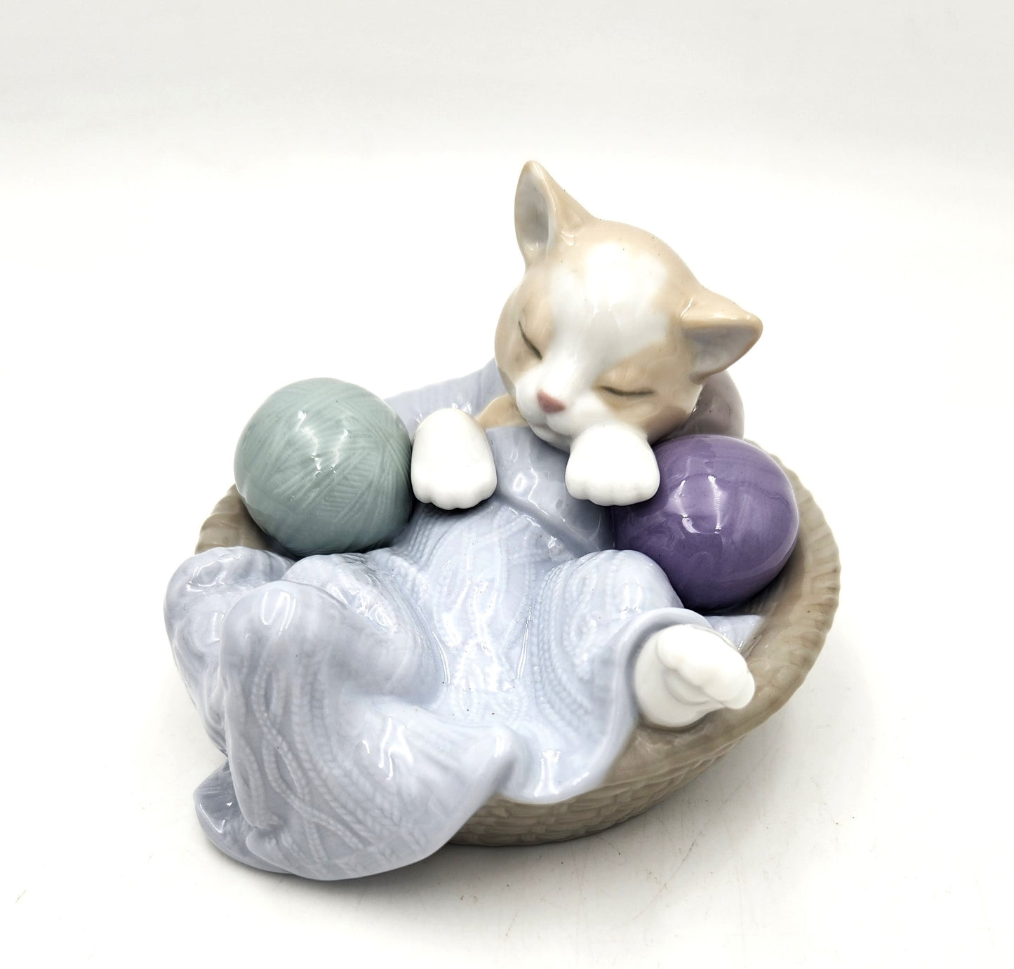 Nao Lladro Porcelain Kitty in Basket with Wool - 13cm
