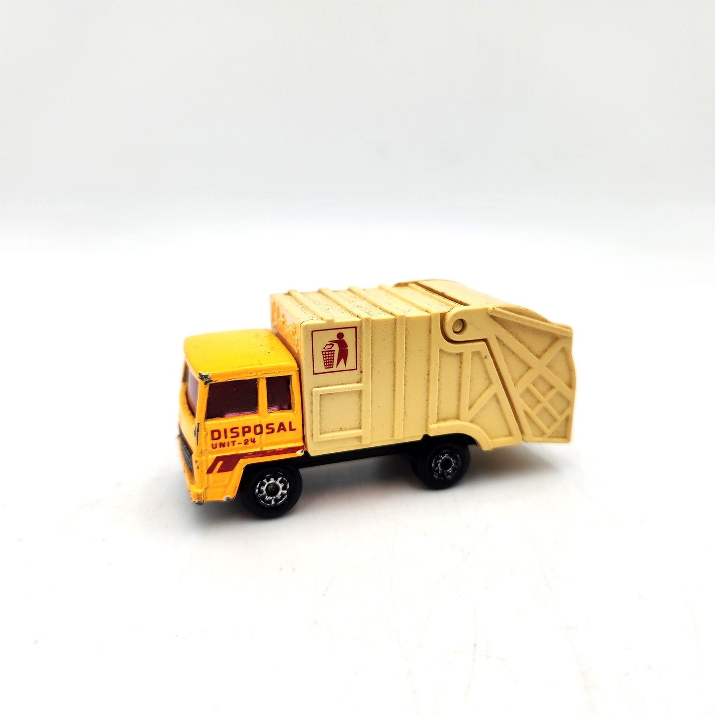 Uncarded - Matchbox - Refuse Truck - Orange / Cream