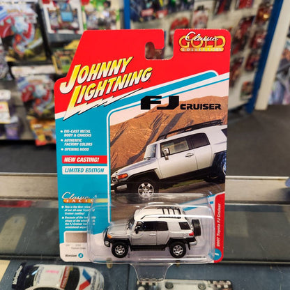 Johnny Lightning - 2022 Classic Gold R3 Ver A - 2007 Toyota FJ Cruiser - Titanium Silver)