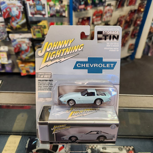 Johnny Lightning - 2023 Collector Tin R1 Vers. A - 1979 Chevy Corvette - Frost Blue