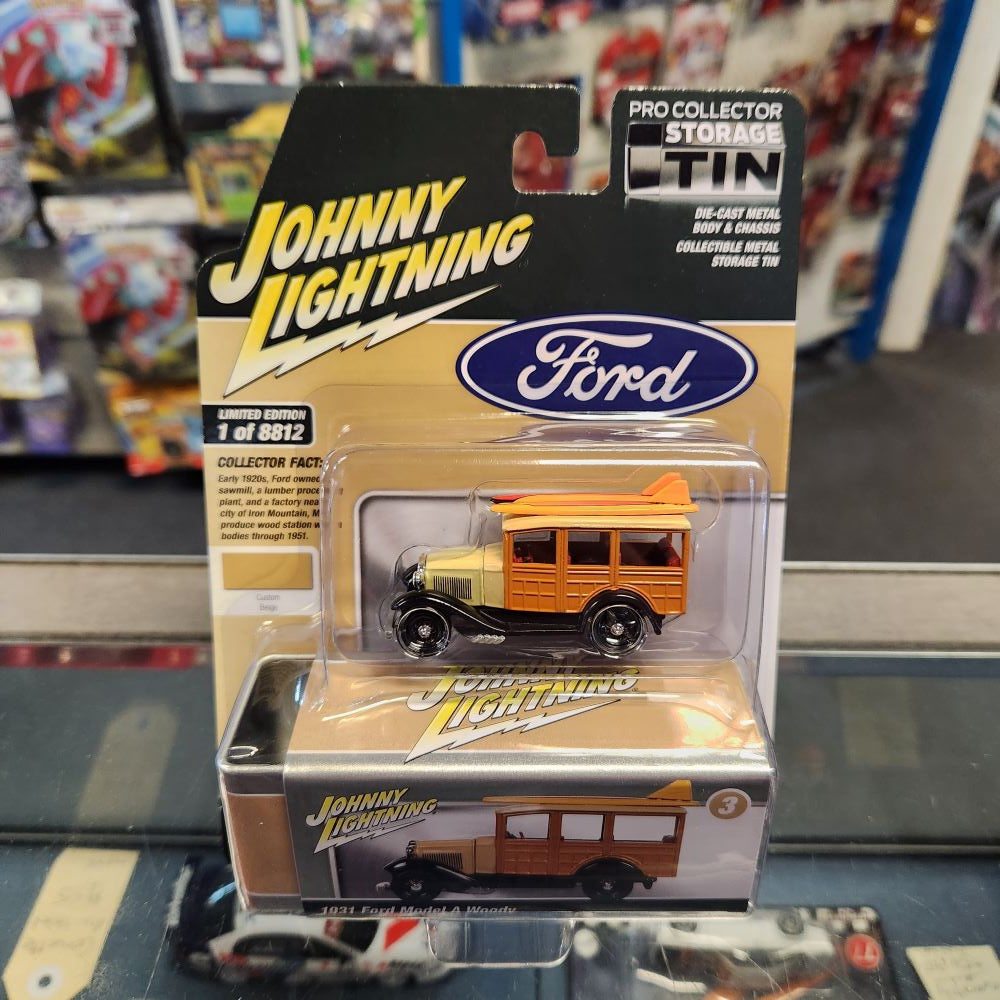 Johnny Lightning - 2023 Collector Tin R1 Vers. B - 1931 Ford Model A Woody - Custom Beige