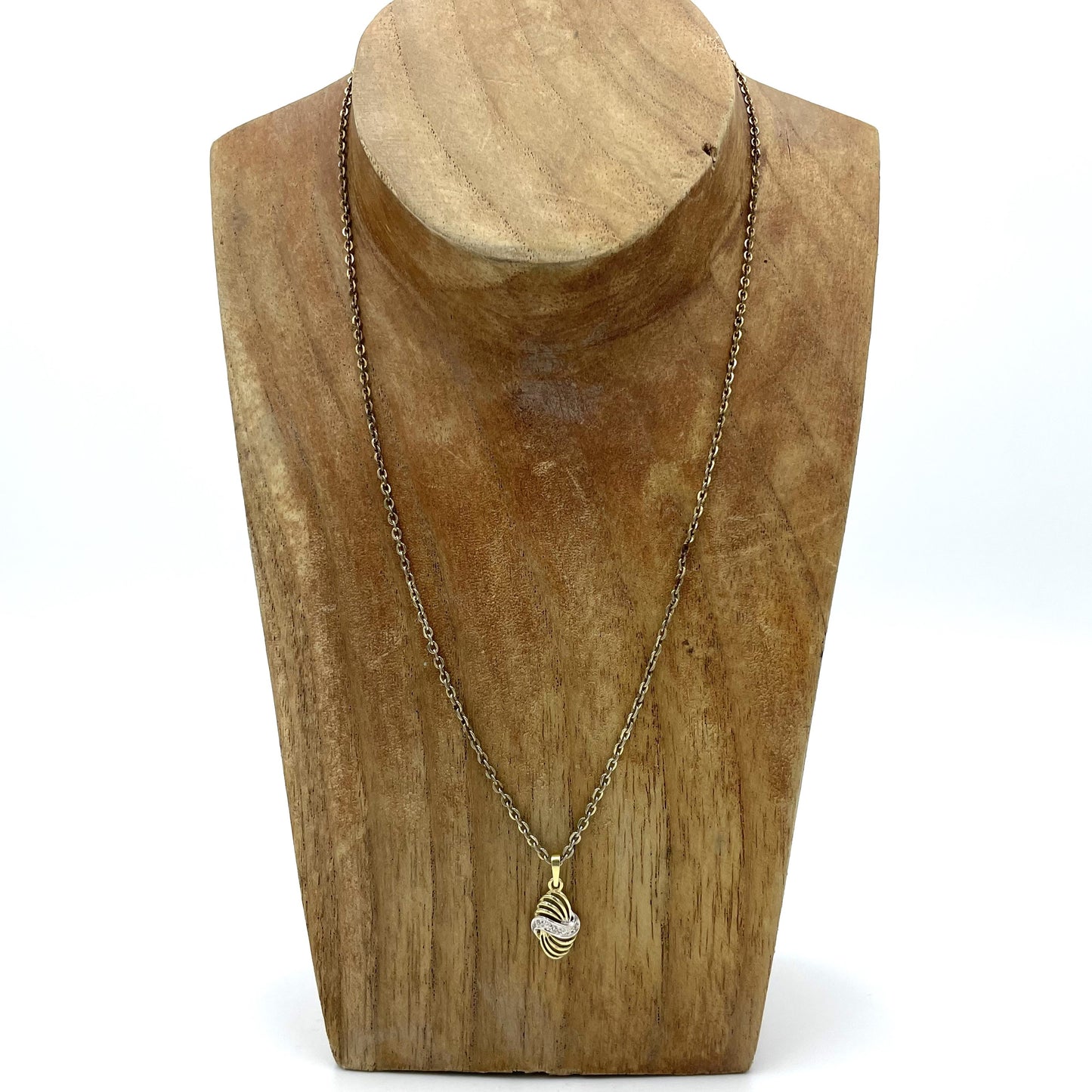 375 9ct Gold Pendant and Necklace